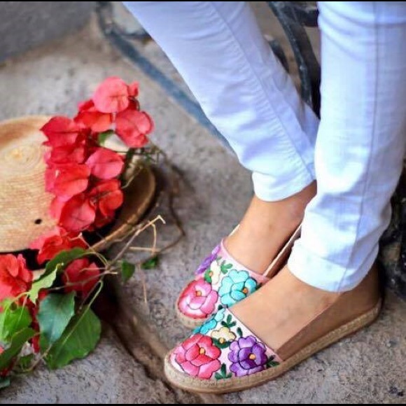Mexican Embroidered Espadrilles. - Picture 8 of 10